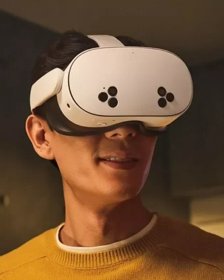 Pessoa usando óculos de realidade virtual